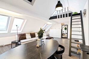 TV - Modern Loft with Washer, TV & Near Attractions (Ville-Haute)