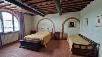 1 Schlafzimmer, Schreibtisch, Bügeleisen/Bügelbrett, Reisekinderbett