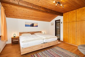 4 bedrooms, bed sheets