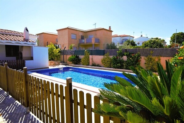 Outdoor pool - SAONA VILLAS (VN LAY): villa sleeps 6, private pool, wifi (Les Tres Cales)