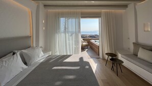 Junior Suite with Outdoor Hot Tub | 1 soverom, senger med overmadrass, minibar og safe på rommet