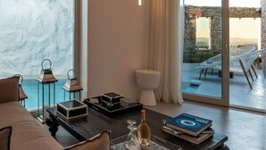 The Cave Pool Experience Suite | 1 soverom, senger med overmadrass, minibar og safe på rommet