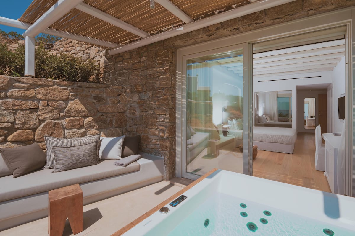 Deluxe Suite with Outdoor Hot tub | 1 bedroom, pillow-top beds, minibar, in-room safe