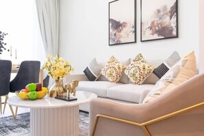 Rom – elite | Oppholdsområde | En 65-tommers smart-TV med kabel-kanaler