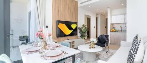 Appartement Luxe | Coin séjour | TV connectée de 65 pouces avec chaînes par câble