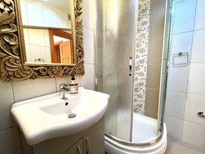 Comfort-Haus | Badezimmer | Dusche, Haartrockner, Handtücher, Toilettenpapier