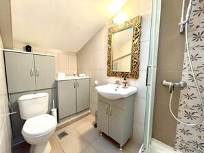 Comfort-Haus | Badezimmer | Dusche, Haartrockner, Handtücher, Toilettenpapier
