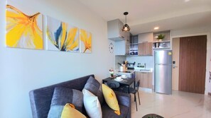 Apartment, 1 Schlafzimmer, barrierefrei, Balkon | Wohnbereich