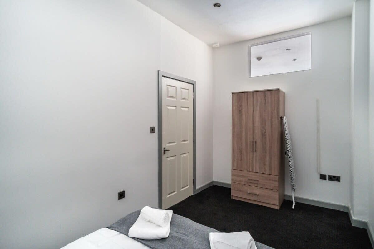 1 bedroom, desk, iron/ironing board, WiFi