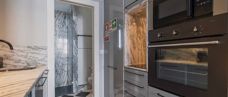Frigorífico, microondas, horno y placa de cocina