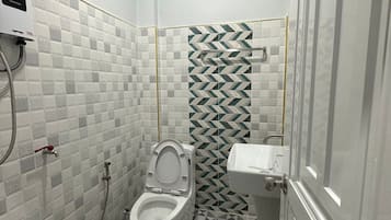 Standard Room, Private Bathroom | Bathroom | Free toiletries