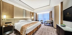 经典大床房 | 客房内保险箱、遮光窗帘、免费 WiFi