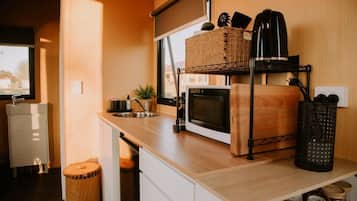 Kühlschrank, Mikrowelle, Herdplatte, Toaster