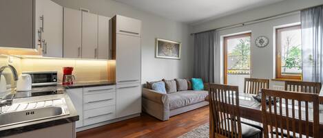 Căn hộ tiện nghi đơn giản | Khu phòng khách | TV màn hình phẳng 37-inch có truyền hình kỹ thuật số