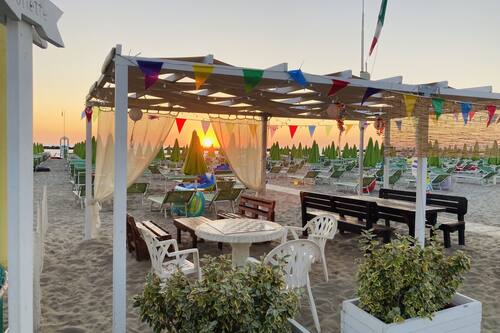 Una spiaggia nelle vicinanze, sabbia bianca, lettini da mare, ombrelloni