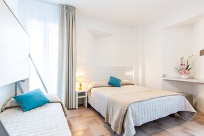 Superior-Zimmer, Mehrere Betten, eingeschränkter Meerblick, Eckzimmer | 1 Schlafzimmer, Zimmersafe, kostenloses WLAN, Bettwäsche