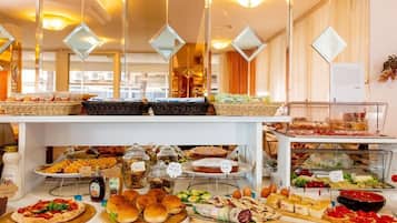 Tägliches Frühstücksbuffet (12 EUR pro Person)