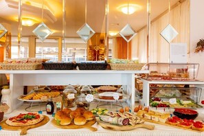 Tägliches Frühstücksbuffet (12 EUR pro Person)