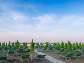 Beach nearby, white sand, sun loungers, beach umbrellas - Hotel Raffaello (Bellaria-Igea Marina)