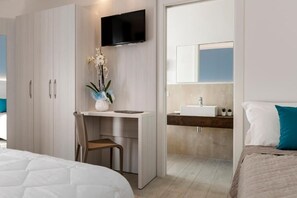 Habitació Deluxe, diversos llits, vistes al mar, torre | Caixa forta a l'habitació, wifi gratuïta i roba de llit 