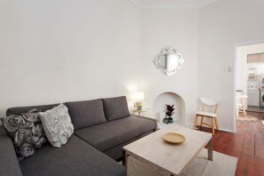 TV, offices - Rosa 3 is located a stones throw from SOuth Beach and the many restaurants and cafes South Fremantle has to offer (South Fremantle)