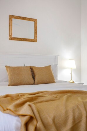 1 chambre, fer et planche à repasser, lit de bébé portatif