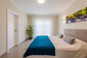 2 chambres, fer et planche à repasser, accès au Wi-Fi (inclus)
