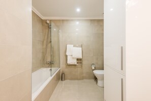 Dusj, hårføner og håndklær