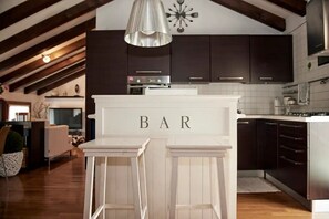 Kjøleskap, ovn, kokeplater og oppvaskmaskin