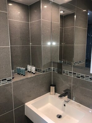 Haartrockner, Handtücher, Seife, Toilettenpapier