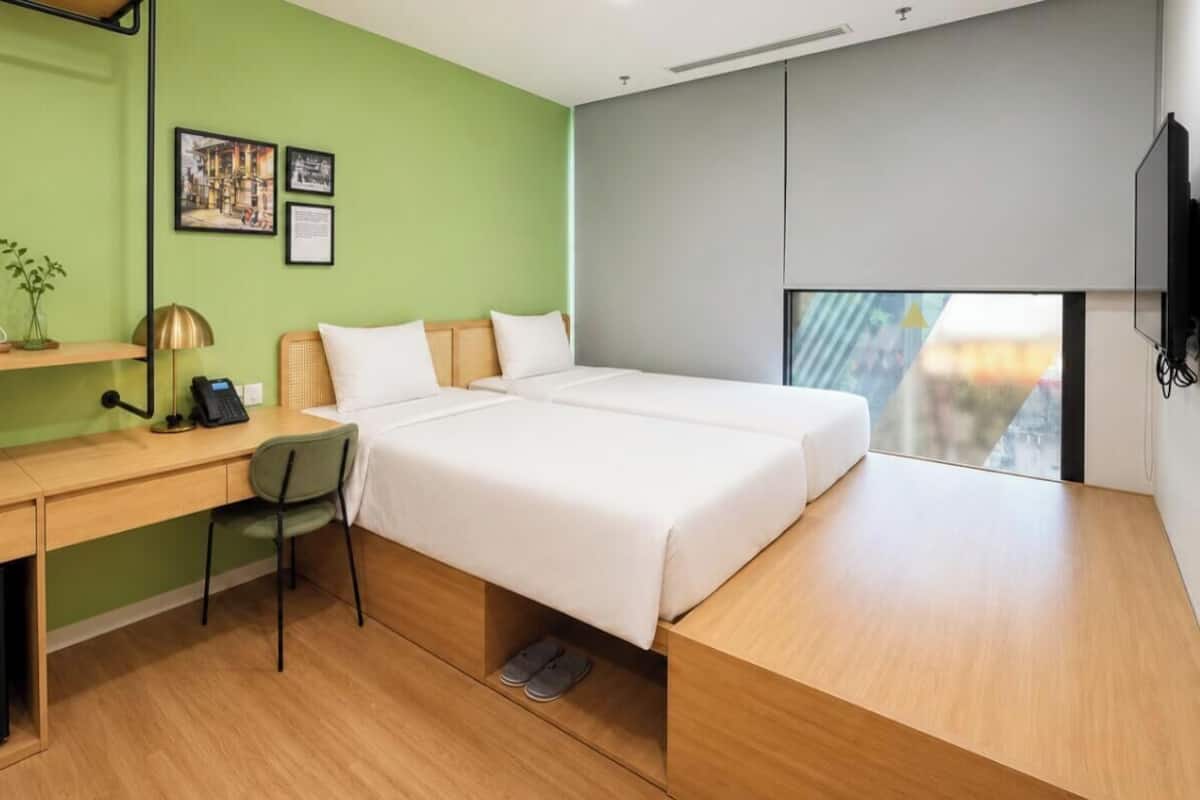华丽双床房, 城市景观 | 高档床上用品、客房内保险箱、办公桌、免费 WiFi