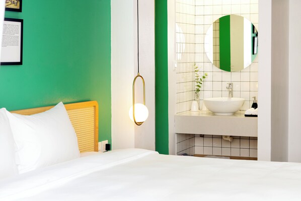 Egyptian cotton sheets, premium bedding, memory foam beds, in-room safe - Wilque Hotel Hanoi (Hanoi)