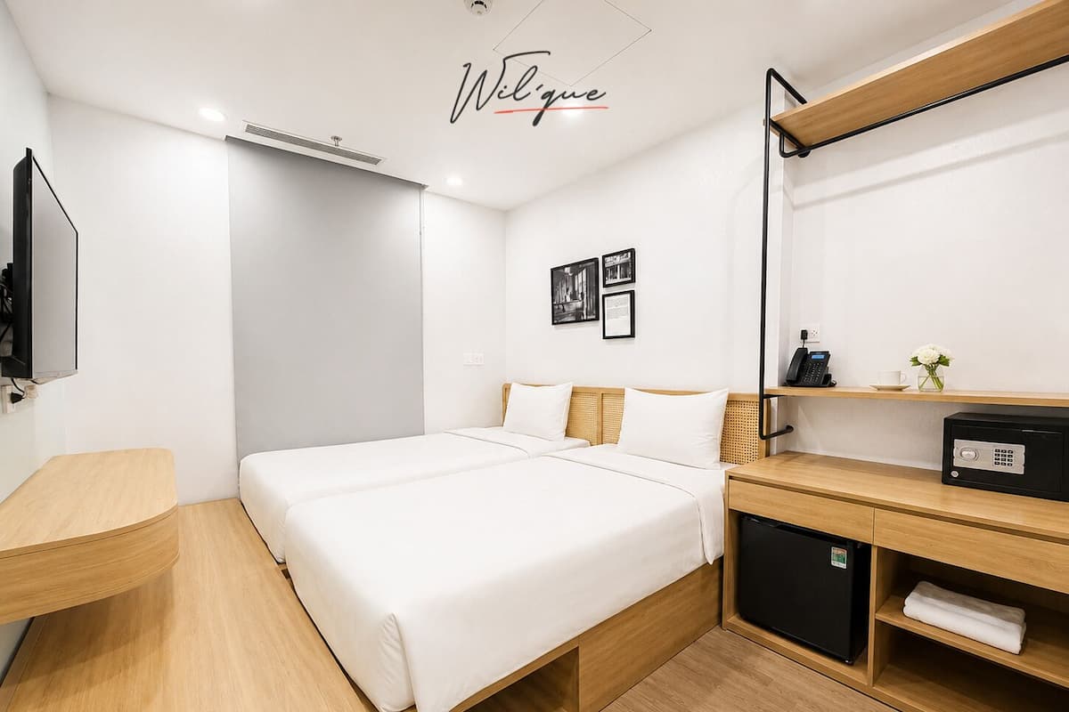 高级双床房, 无窗 | 高档床上用品、客房内保险箱、办公桌、免费 WiFi