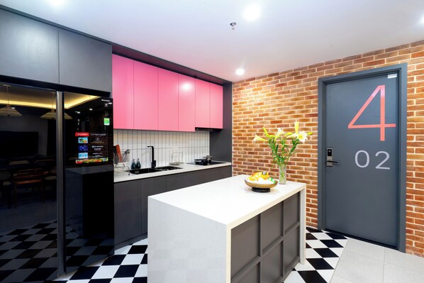 Full-size fridge, microwave, cookware/dishes/utensils - Wilque Hotel Hanoi (Hanoi)