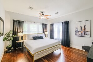 2 makuuhuonetta, työpöytä, silitysrauta/-lauta, ilmainen Wi-Fi