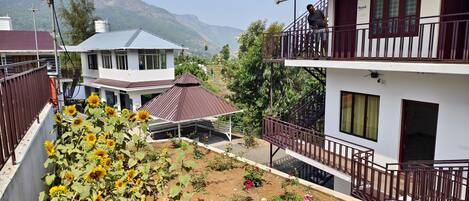 Um edifício residencial com varanda, alpendre e vista para montanhas.
