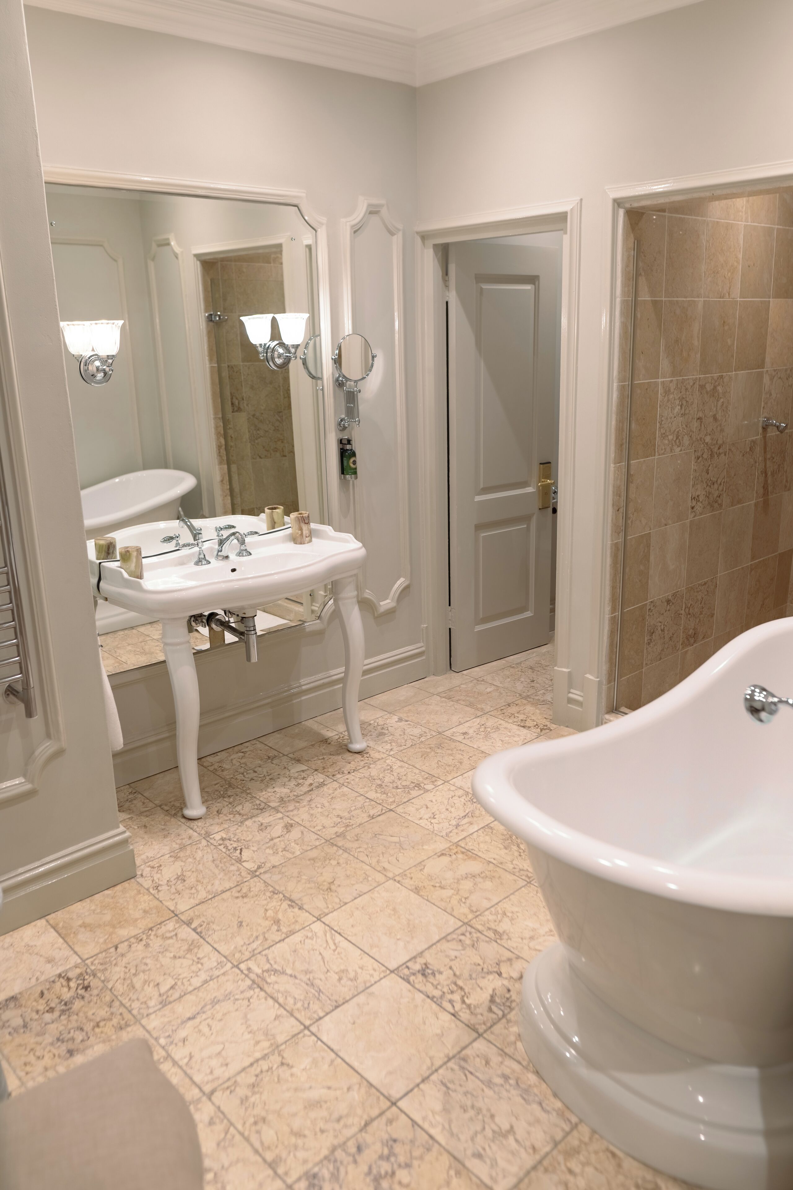 Suite familiar | Baño | Zapatillas