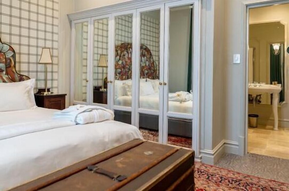 The Monarch Hotel by null