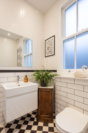 Shower, hair dryer, towels - Natural Wonder, by Veeve (London)