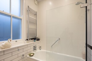 Douche, séchoir à cheveux, serviettes fournies