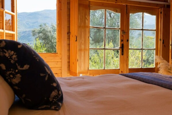 1 bedroom, iron/ironing board, travel cot, free WiFi