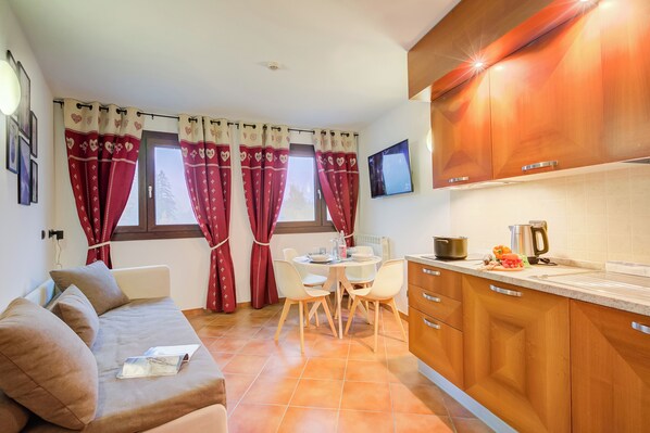 Family Apartment, 1 Bedroom (L' Aquila Campo Smith On The Ski) | Private kitchen | Fridge, stovetop, electric kettle, cookware/dishes/utensils