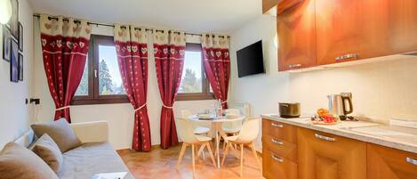 Family Apartment, 1 Bedroom (L'aquila Ski in / ski out) | Living area | TV