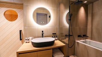 Deluxe Double Room, Non Smoking, Sauna | Bathroom | Combined shower/tub, free toiletries, hair dryer, bathrobes