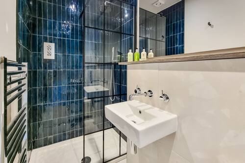 Suite | Salle de bain | Séchoir à cheveux, serviettes fournies, savon, shampooing