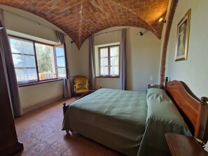 2 sovrum, skrivbord, strykjärn/strykbräda och resesäng