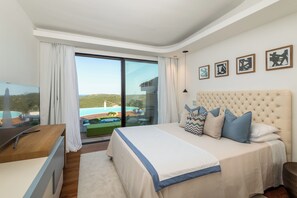 10 slaapkamers, een strijkplank/strijkijzer, wifi, beddengoed