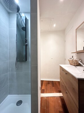 Shower, hair dryer, towels, soap - Logement Entier - au Cœur de Sahurs (Sahurs)