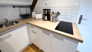 Kaffetrakter/tekoker, kjøleskap, mikrobølgeovn og kokeplater