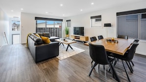 Un salon moderne avec un canapé, une table basse et une table à manger.